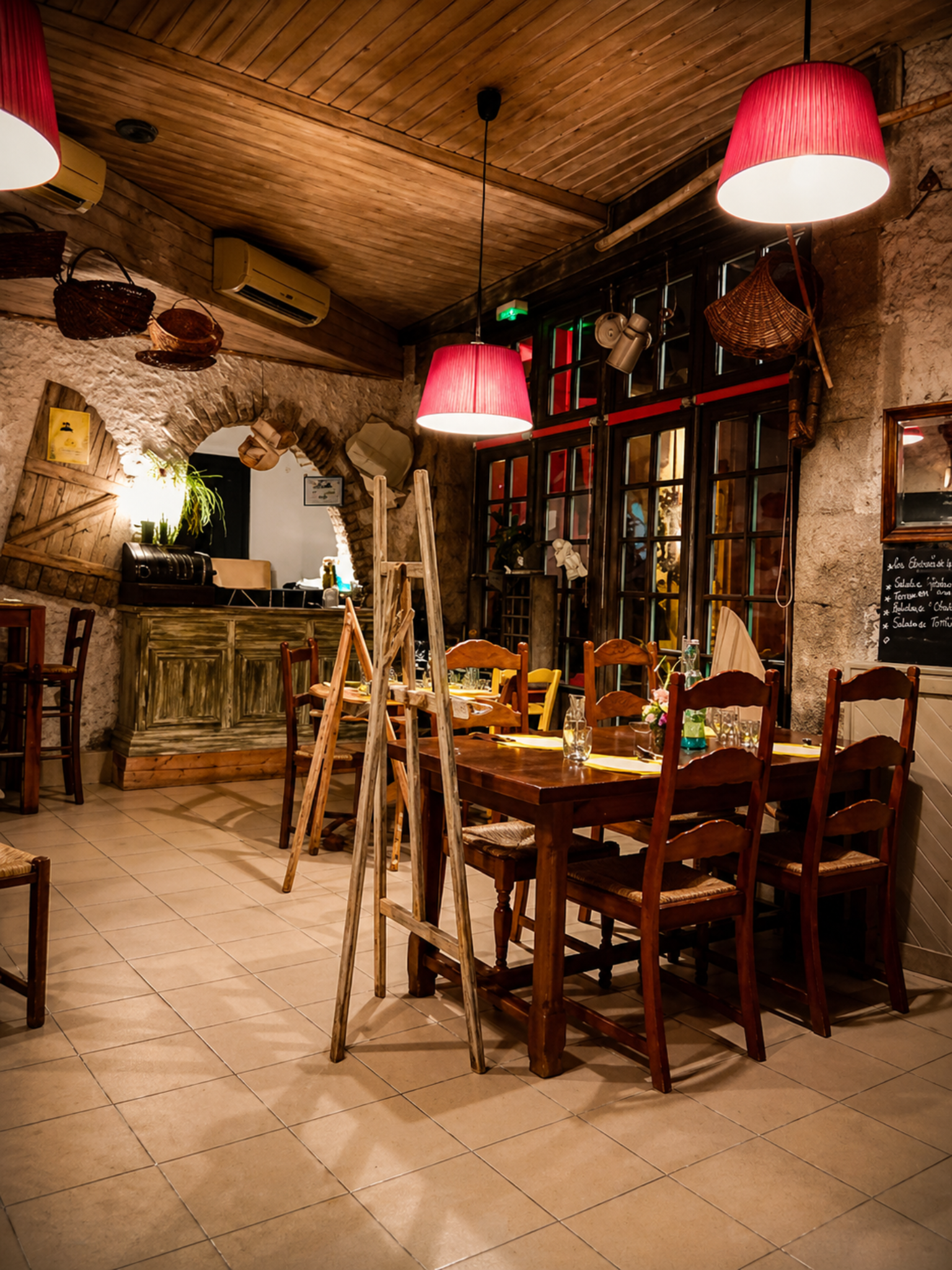 Salle chaleureuse du restaurant